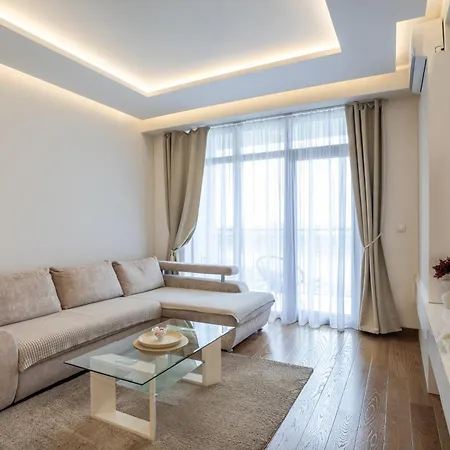 Bw Lux River View Apartment